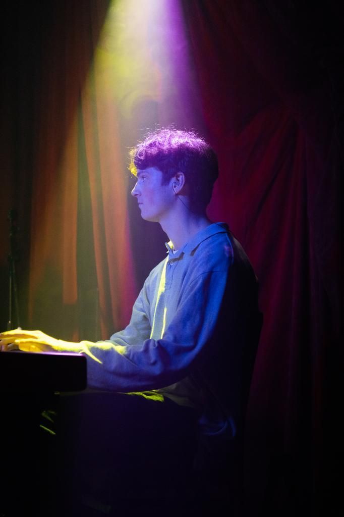Lior Solomons-Wise at the piano
